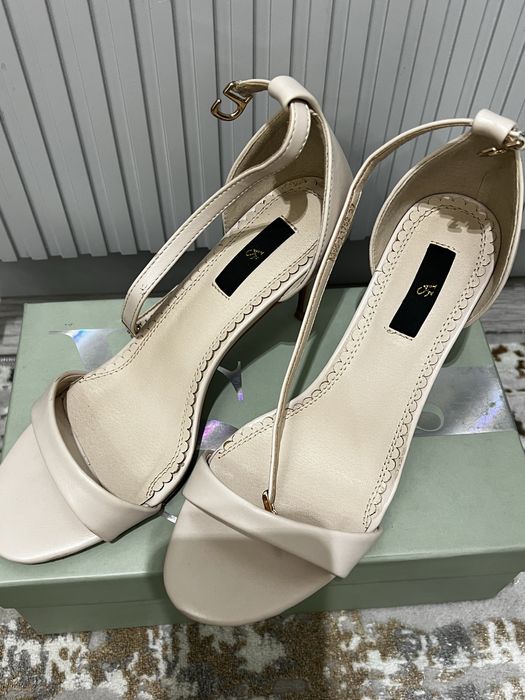 Продам кожаные босоножки