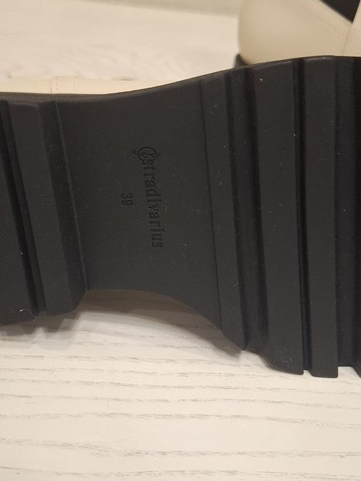 Продам демисезонные ботинки бренда Stradivarius. Размер не подошёл.