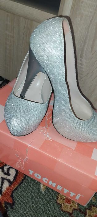 Обувки на висок ток