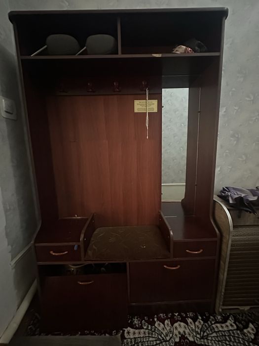 Kiyim va oyoq kiyimlari uchun mo’ljallangan shkaf sotiladi