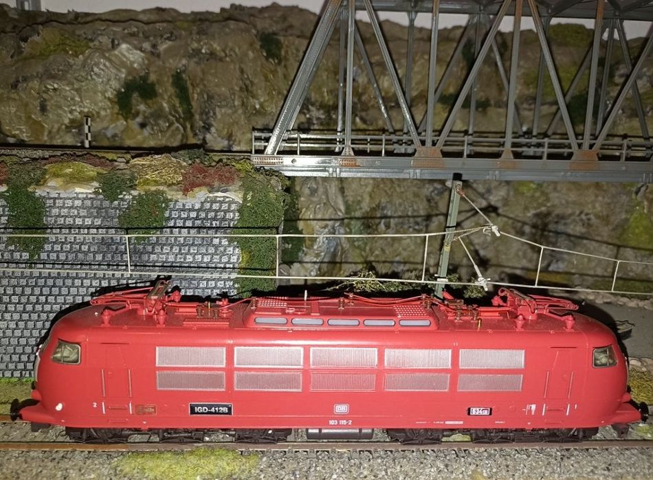 Locomotiva digitala cu sunete fleischmann 

Specificatii:
- sasiu din