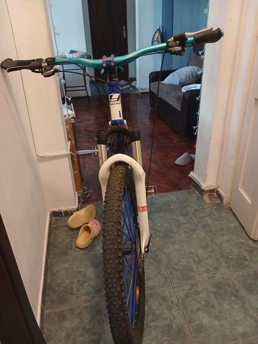 Bicicletă full suspensen