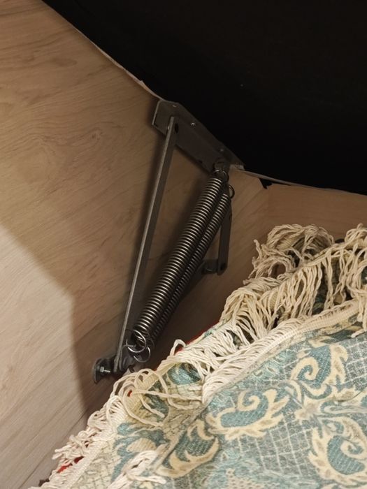 Легло с повдигащ механизъм.