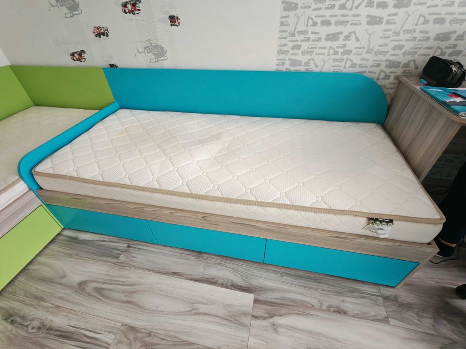 Две ъглови легла с чекмеджета от МДФ, с еднолицев матрак