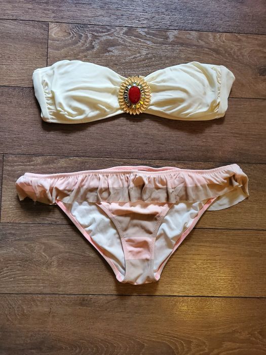 Страхотен бански Victoria Secret с брошка Размер S.