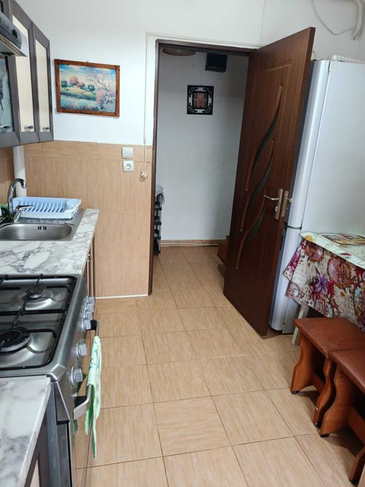 PF vând ap 2 camere etaj intermediar