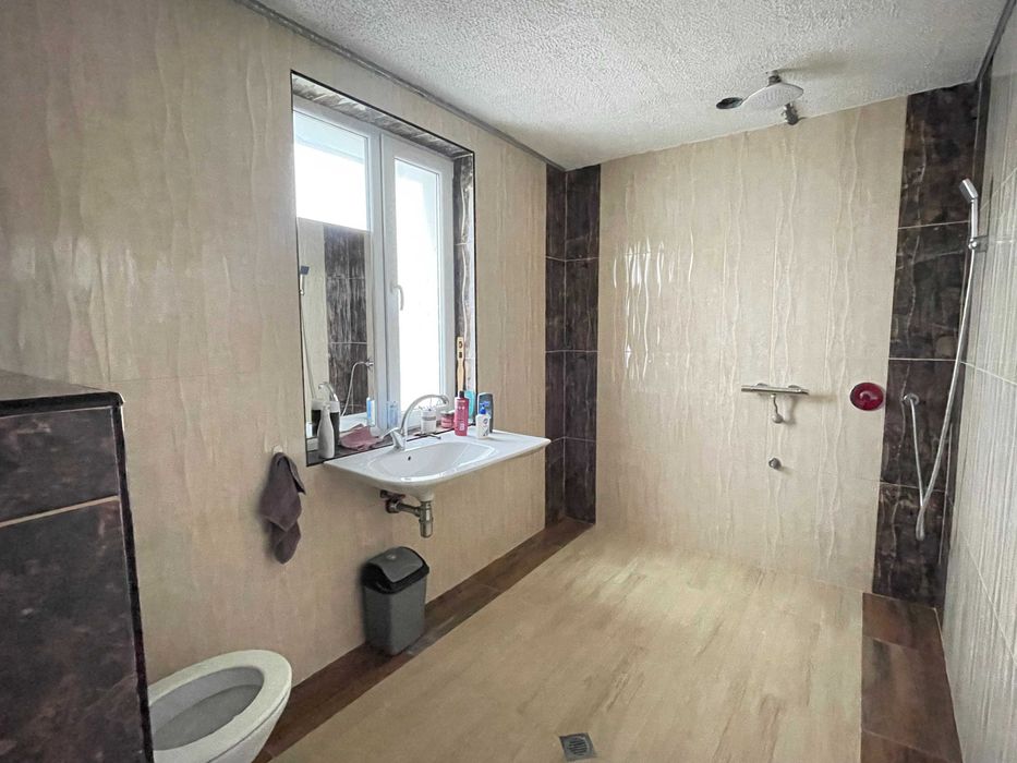 Монолитна къща с гараж