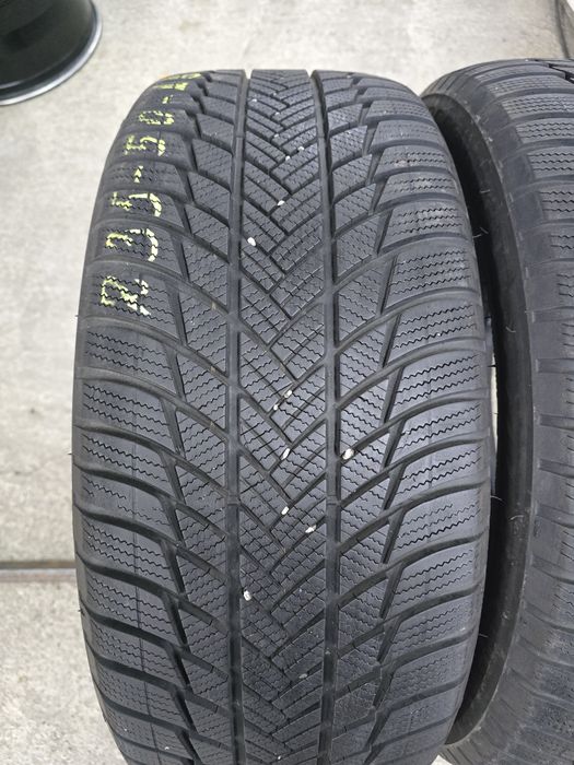 2 Броя 235/50/19 Bridgestone 7,5mm