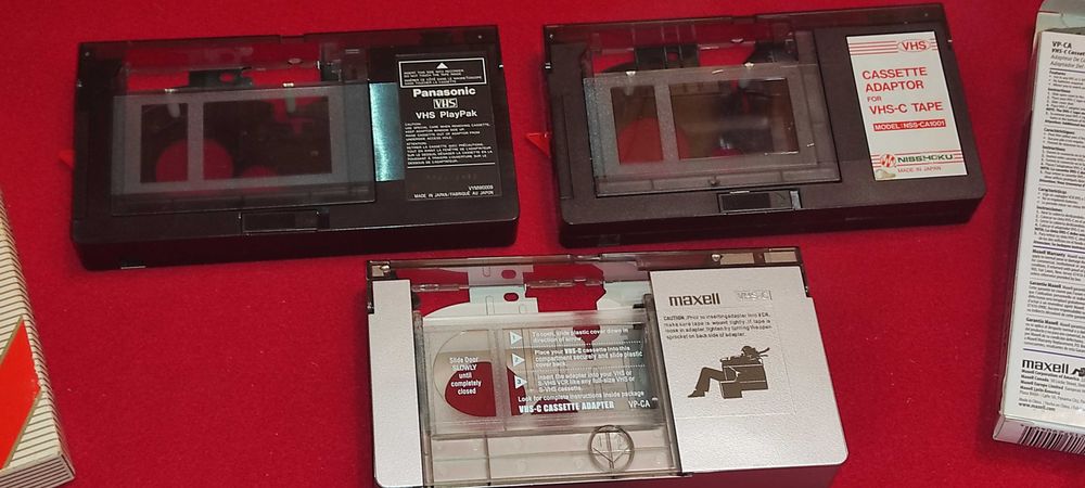 3 bucati adaptor pt. caseta video de la caseta VHS -C la VHS. PANASONIC. MAXELL. NISSHOKU.