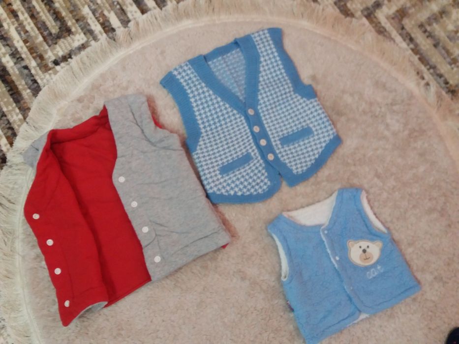 Срочно безрукавки на мальчика и на девочку от 0-4 лет.