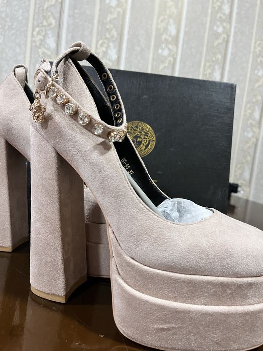 Туфли версачи бежевые, замшвые в хорошем качестве