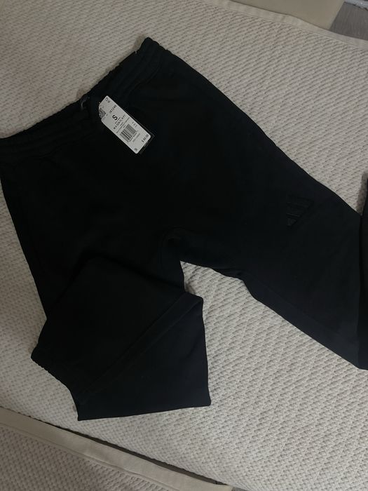 Продам черные спортивные брюки Adidas