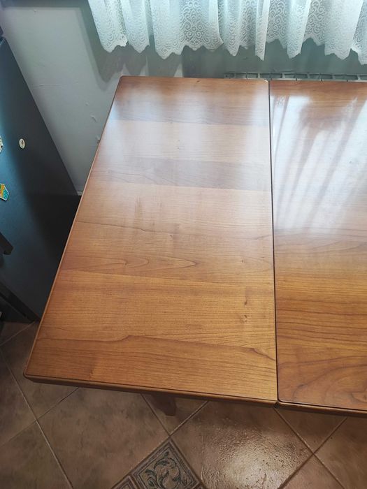Масивна трапезна маса 140 на 80 и 4 стола