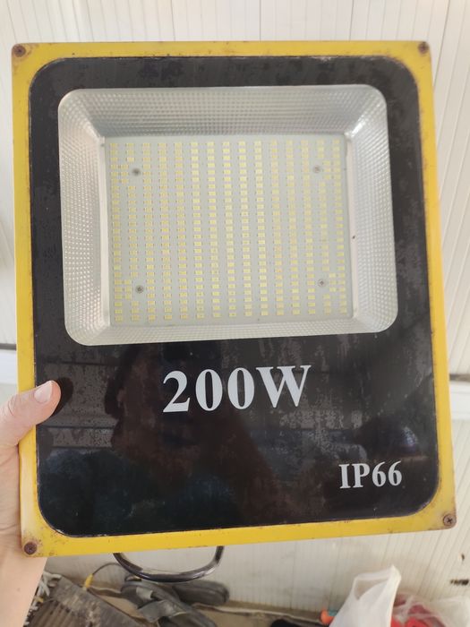 Прожектор лар сотилади