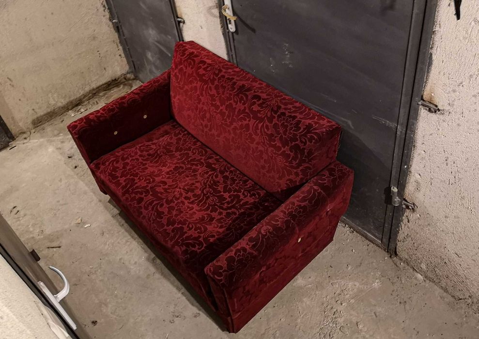 Диван, два фотьойла и таборетка