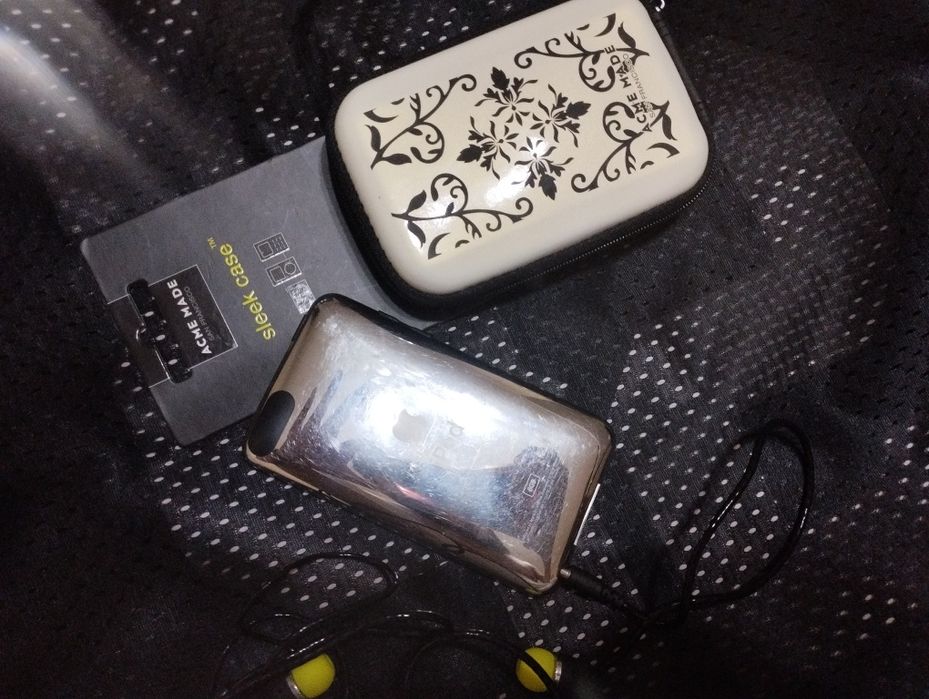 Assalom alekum Ipod One Touch 8Gb Sotiladi