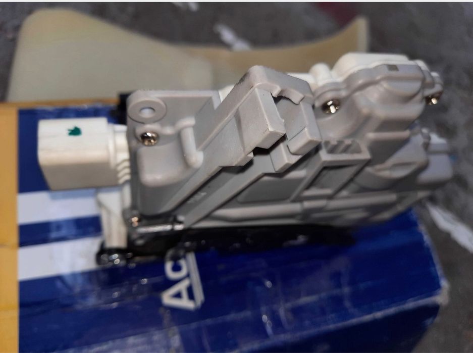 Incuietoare usa fata dreapta VW Passat,Skoda OctaviaSuperb ,Seat Leon