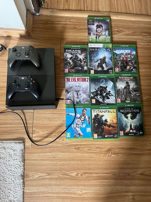 Xbox One S de culoare neagră (însoțită de două controllere wireless)