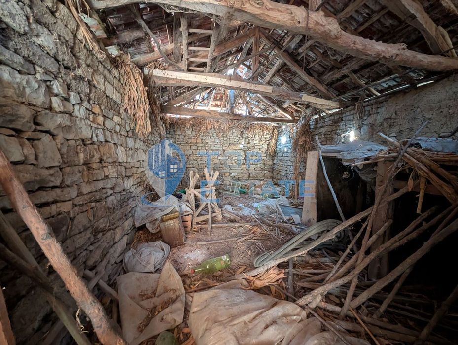 Парцел със стара двуетажна къща в село Ново село