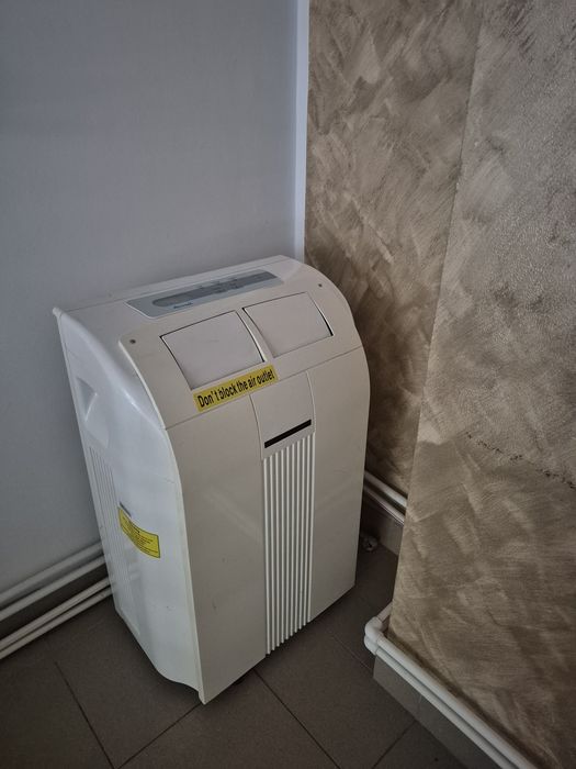 Vând canapea  2 locuri ,piele, roșie,fara defecte ,rupturi,zgarieturi ,aer condiționat portabil .  Sunt achiziționate din Italia ,perfect funcțional.
