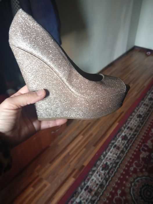 Туфли янги сотилади