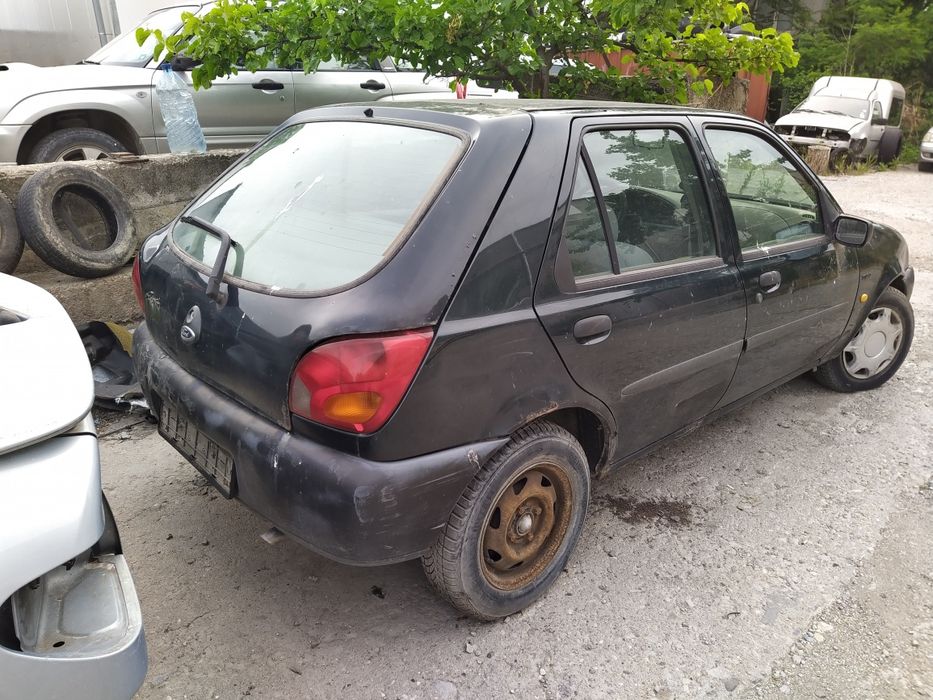 Продавам на части FORD FIESTA 1.3