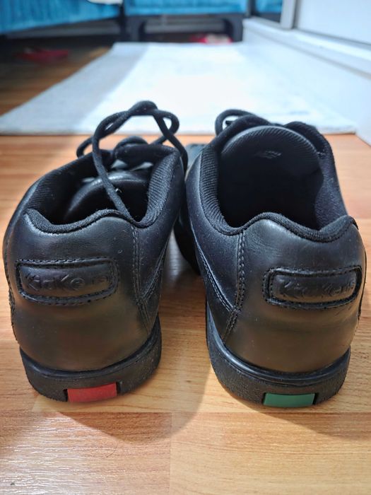 Vând adidași eleganți Kickers