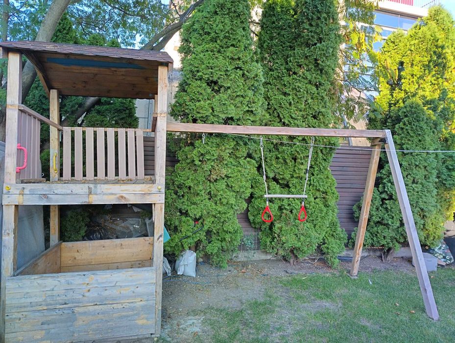 Loc de joaca cu loc de leagane