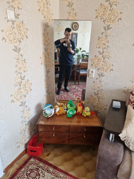 Тумба, стол, стулья, трюмо