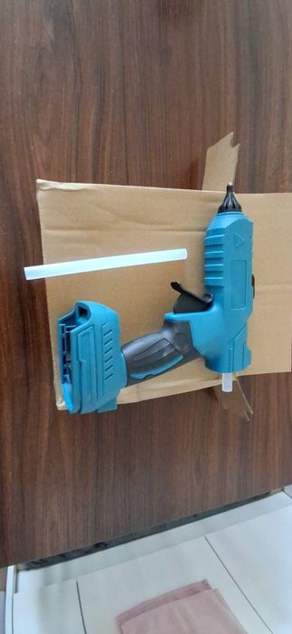 Pistol Milwaukee M18 pentru lipit cu batoane de plastic silicon