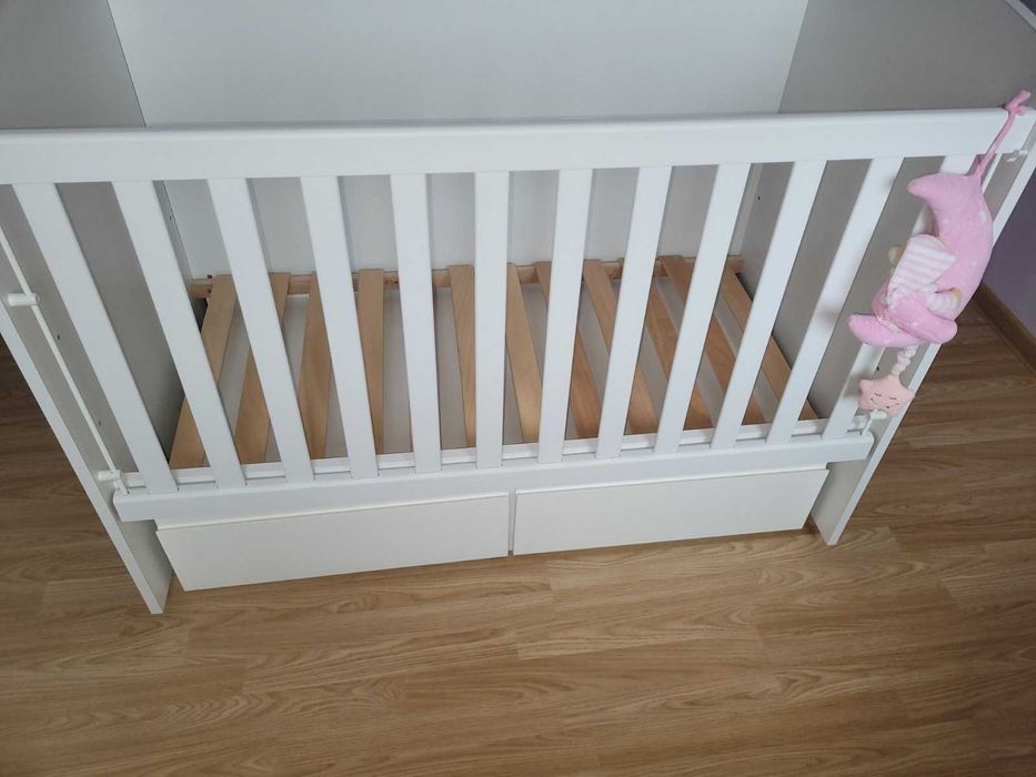 Бебешко легло с люлеещ се механизам в бял цвят
