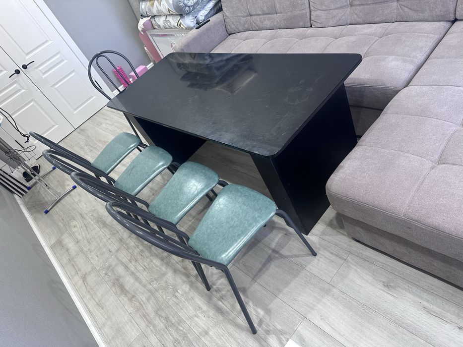 Стол и стулья продам срочно