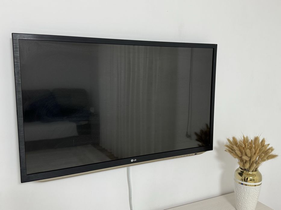 Продам б/у телевизор LG