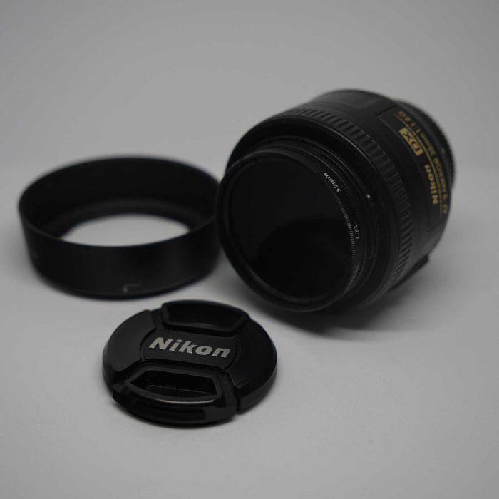 Nikon D7100 + Grip + Nikon 18-200m + Nikon 35mm F1.8 + Accesorii