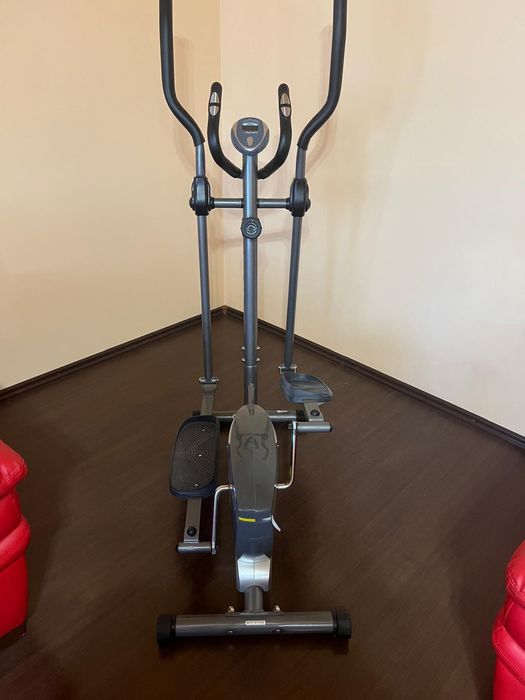 Vând birou  și bicicletă fitness impecabile