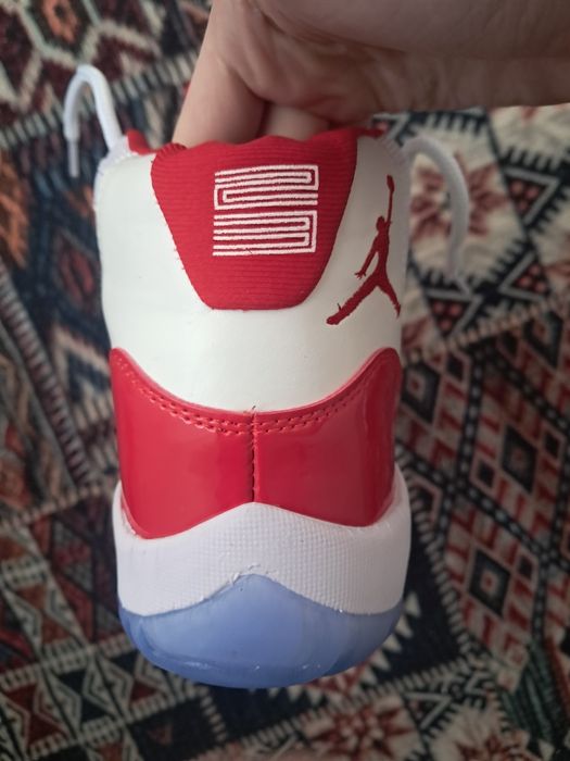 Джорданы 11 красное-белые