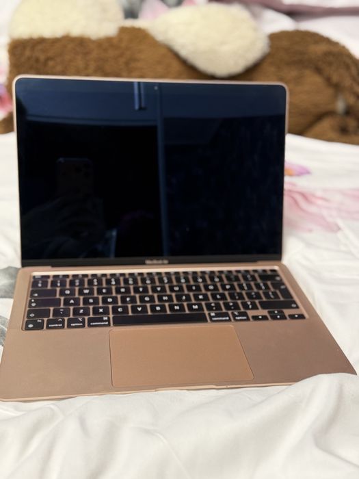 Vand laptop MacBook Air 13 Inch cu Apple M1 Chip