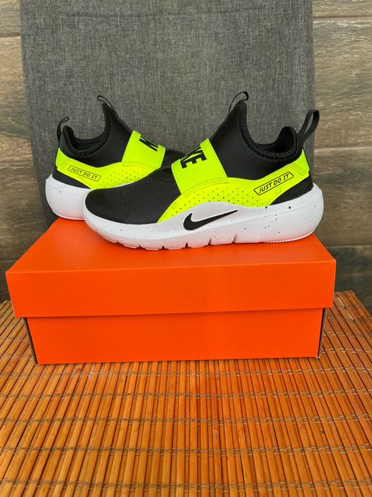 Детски маратонки! Nike Black Volt Youth Flex Runner 4 Trainers
