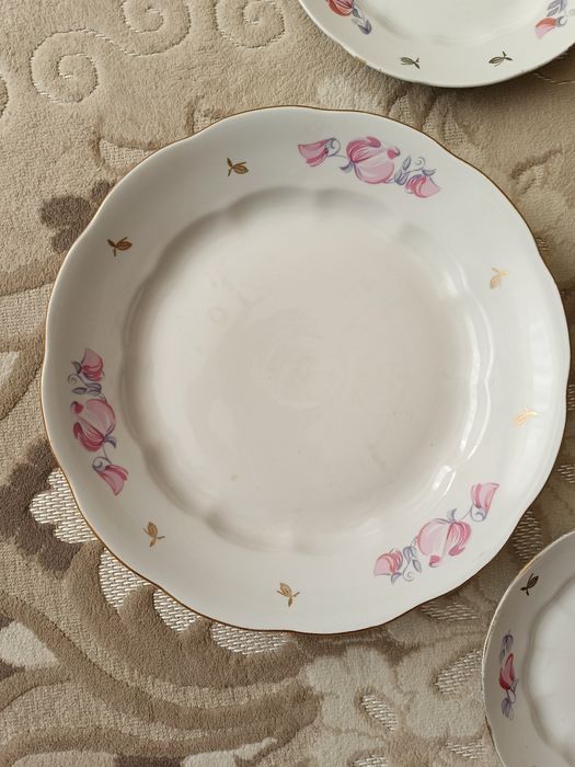 Набор столовых тарелок.