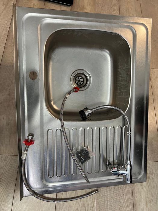 Кухонная мойка со сместителем