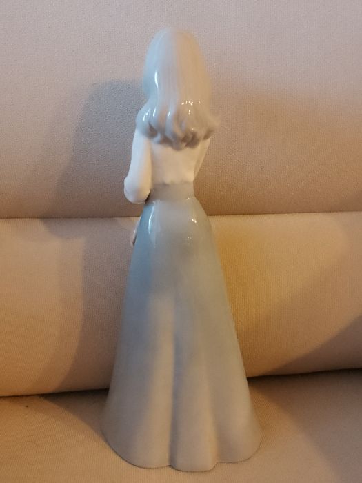 Сувенирна порцеланова фигура