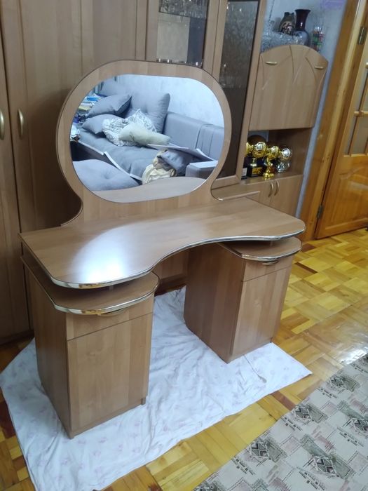 Комод с зеркалом в спальню