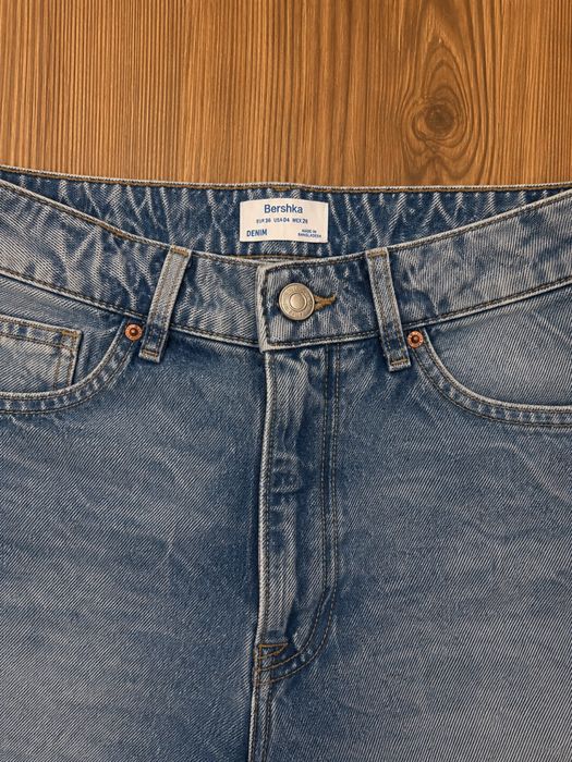 Blugi Bershka cu rupturi – Mărimea 36