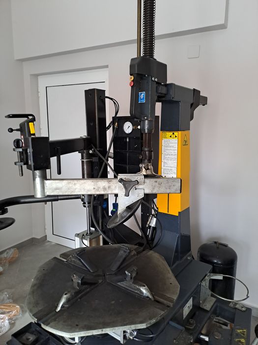 Машина за монтаж на гуми SICE, CORGHi, TecoS45 с рамене  ЗА RFT, подем