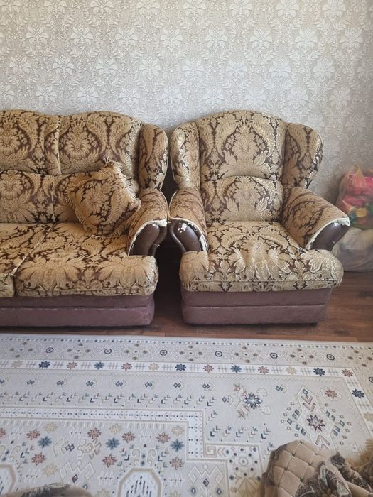 Продам диван с креслами