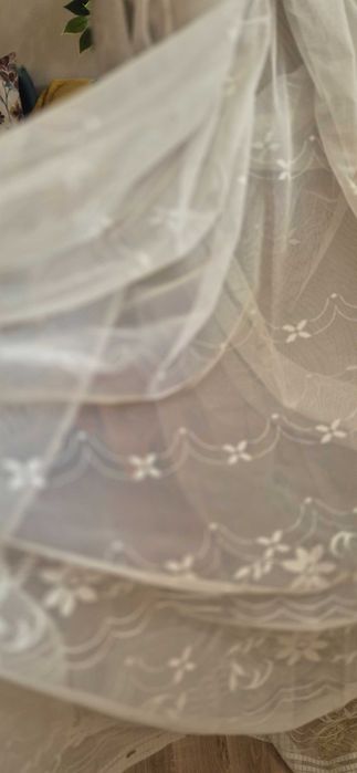 Продавам бяло тънко перде ушито.
