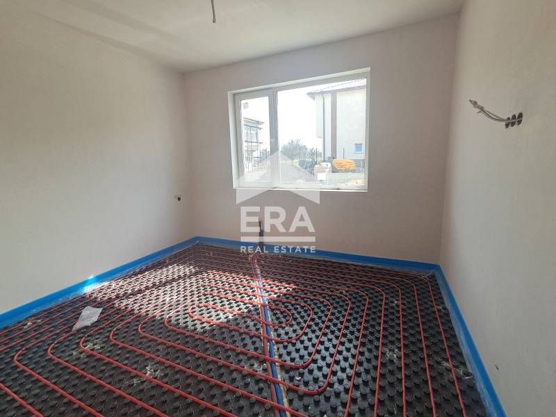 Едноетажна новопостроена къща за продажба, с подпокривно пространство