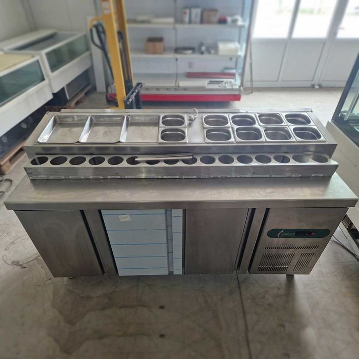 Професионална хладилна маса с 3 врати, салатен бар и стойка за сосове