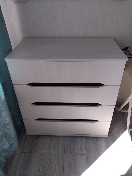 Продаю 2 тумбочки и комод