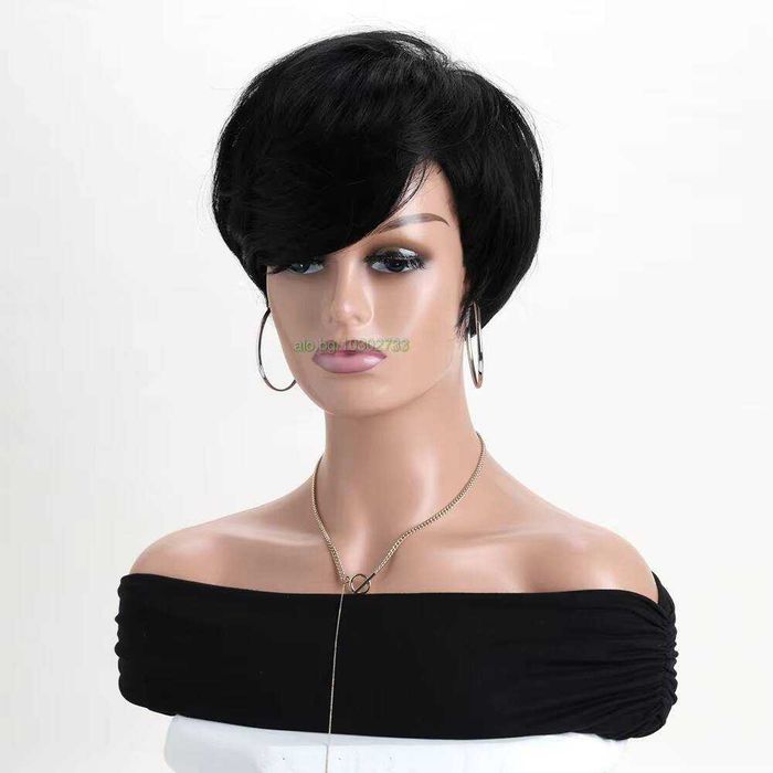 Къса черна синтетична перука